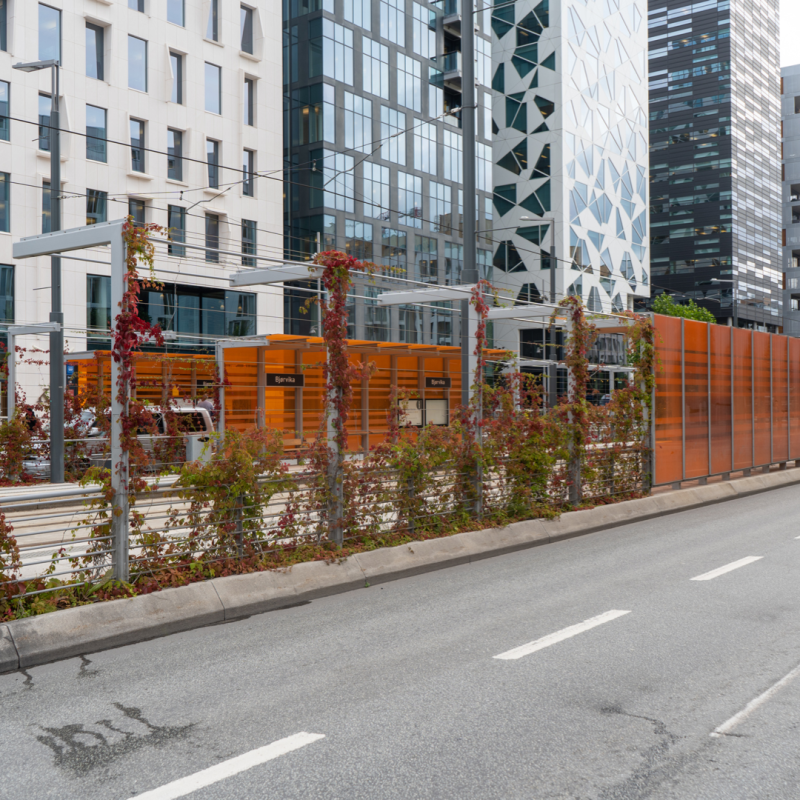 Vei foran høye kontorbygninger